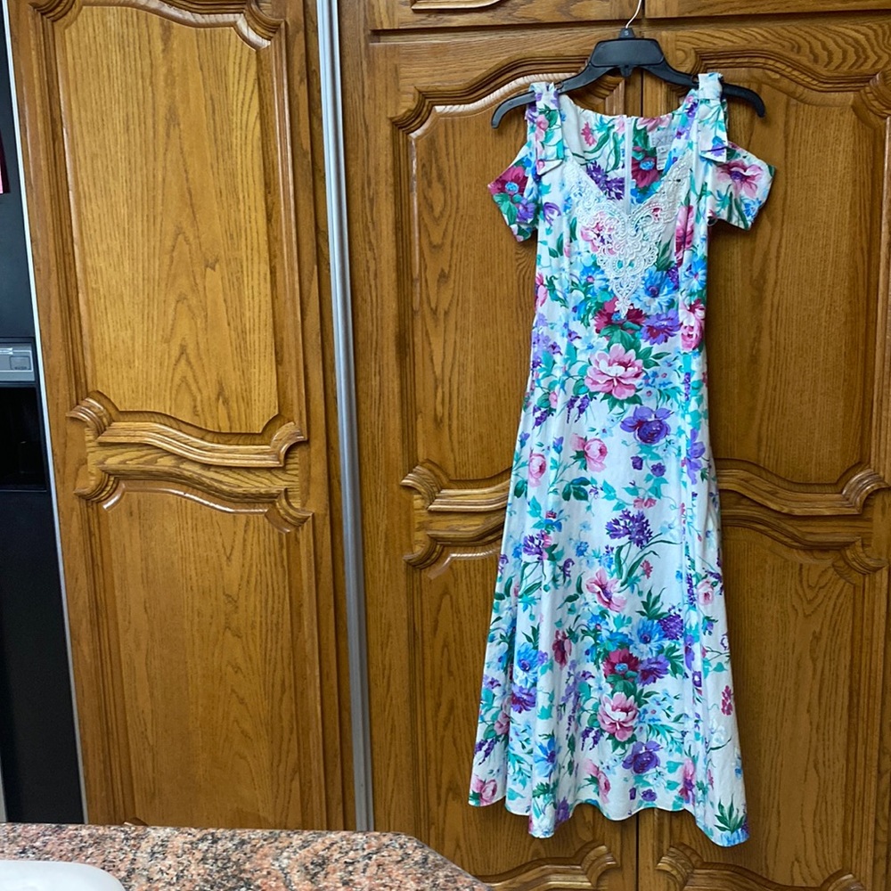 Vintage Expo floral garden party dress w/ lace appliqué, cap sleeve bow shoulder